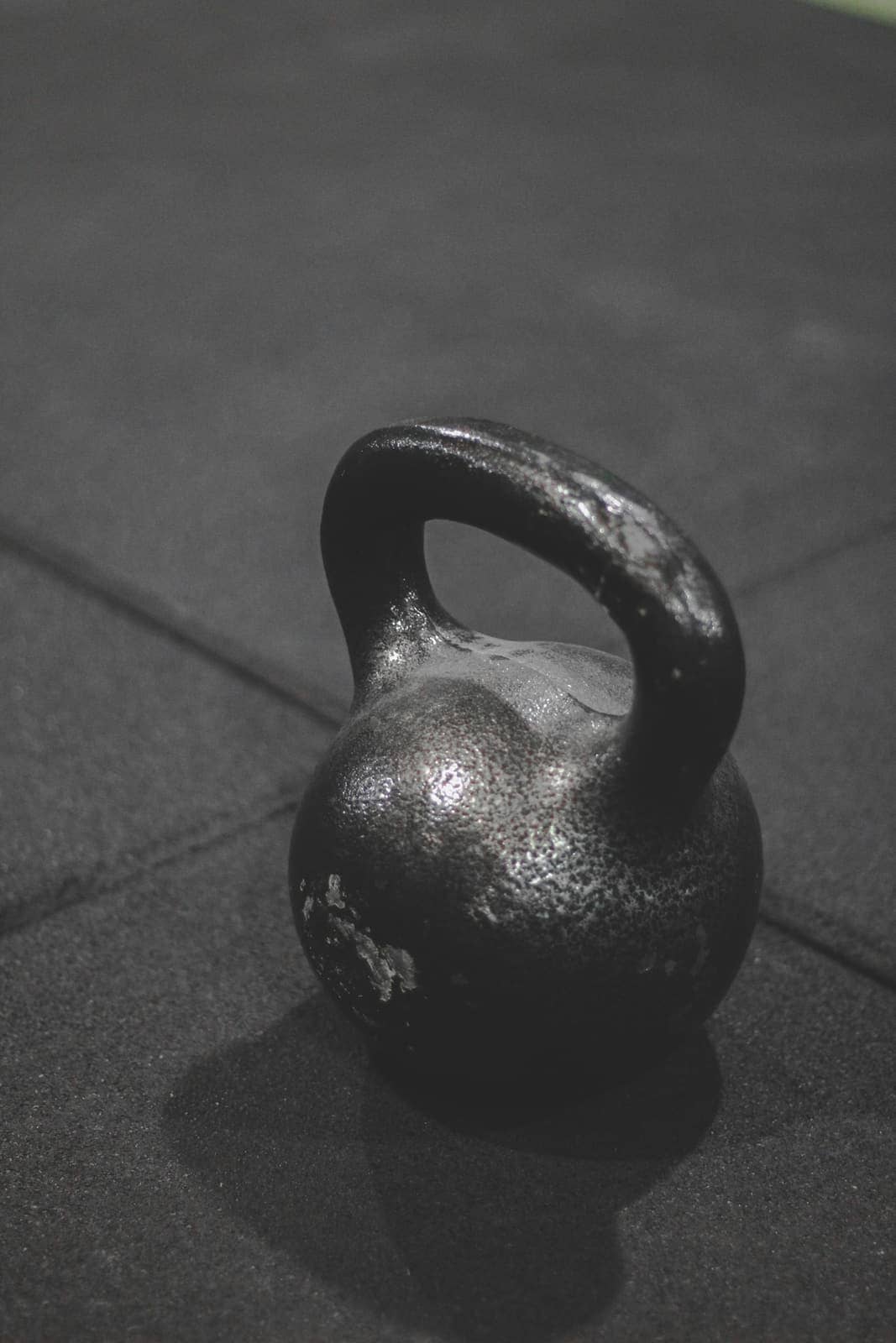 Kettle 32 · studio, front ¾